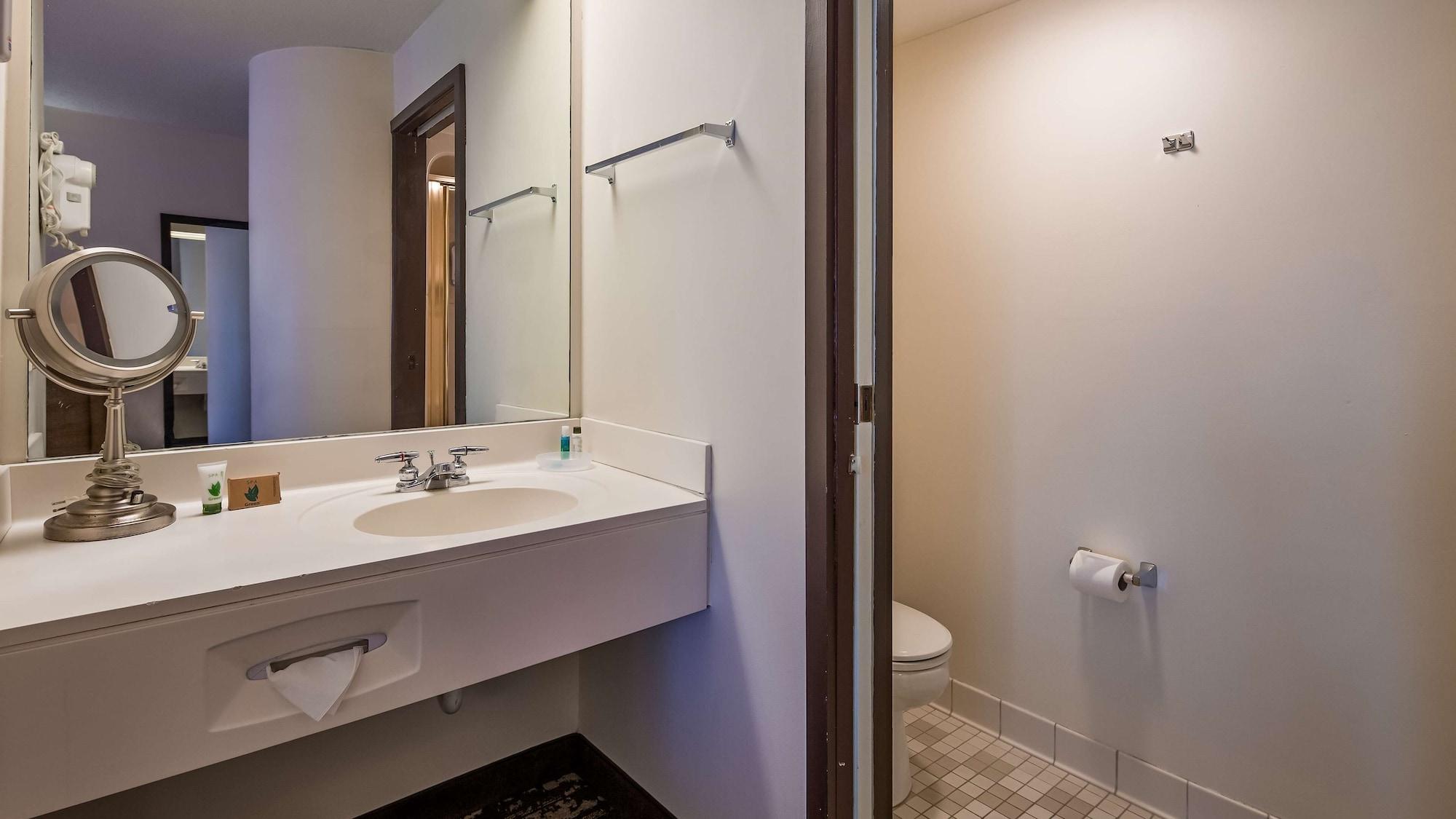 Charlevoix Inn & Suites Surestay Collection By Best Western Exteriör bild
