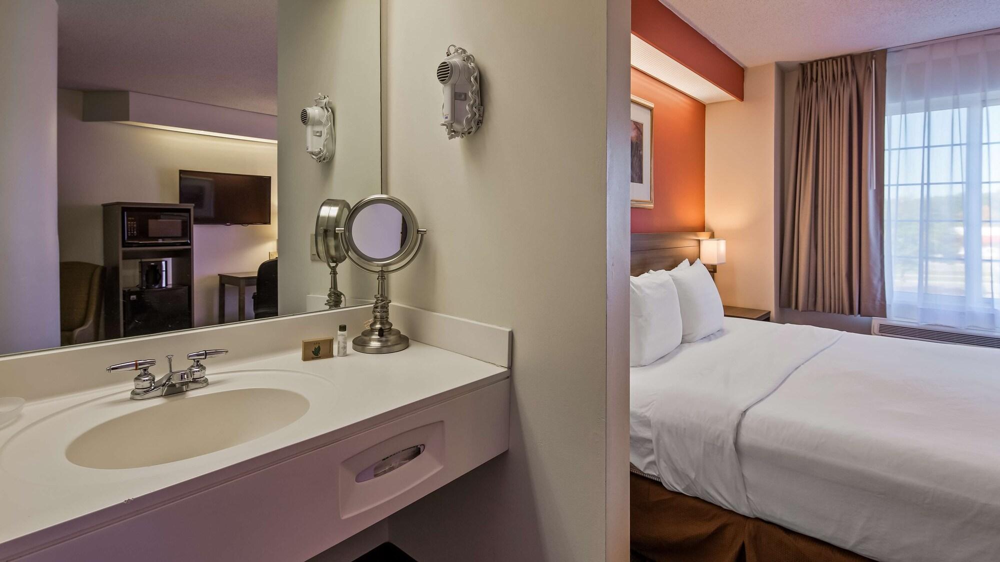 Charlevoix Inn & Suites Surestay Collection By Best Western Exteriör bild