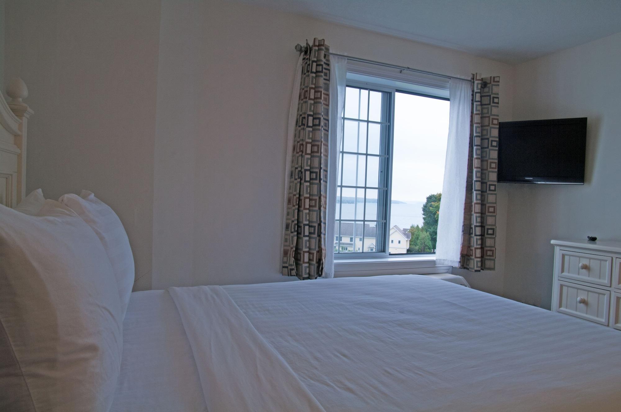 Charlevoix Inn & Suites Surestay Collection By Best Western Exteriör bild