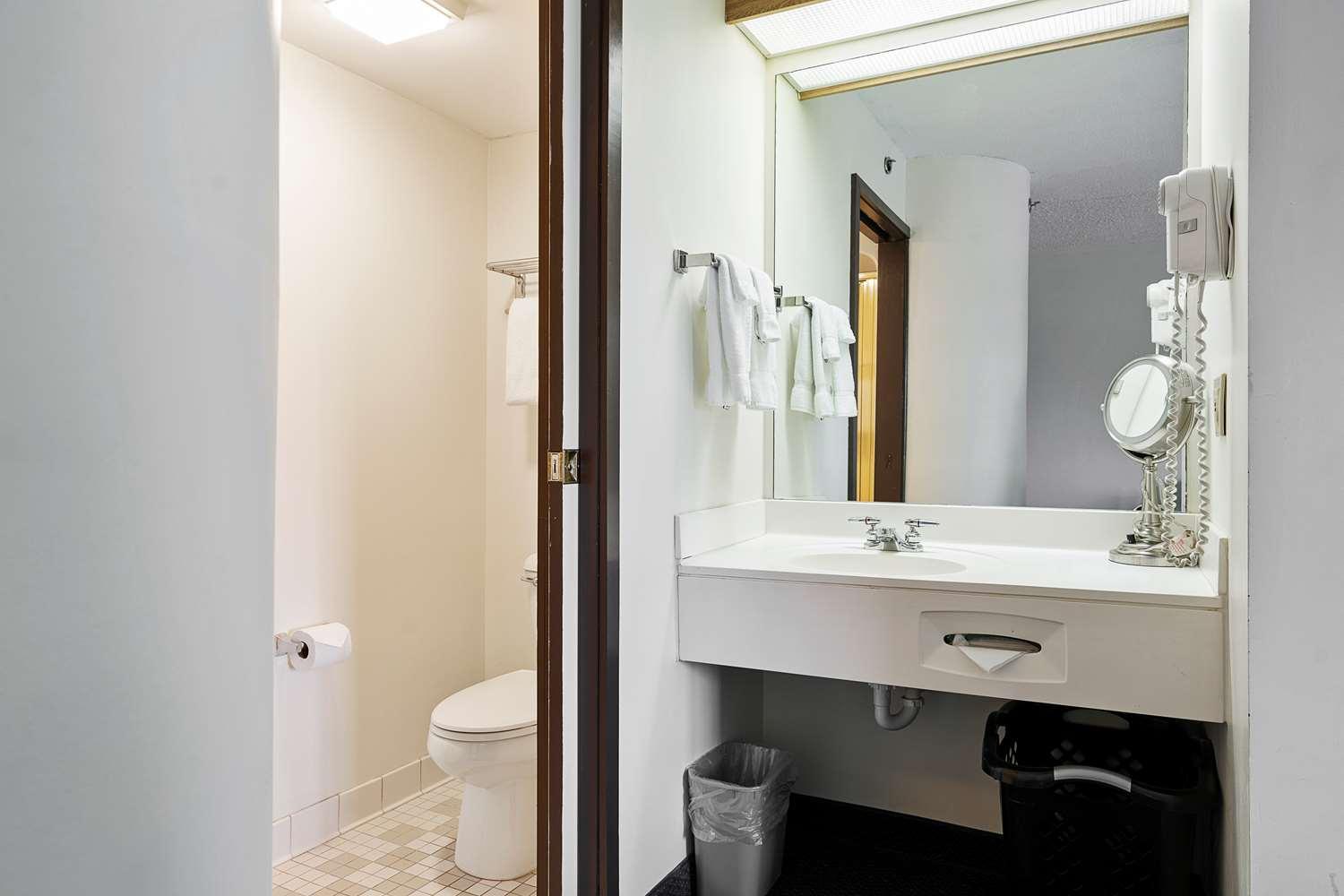 Charlevoix Inn & Suites Surestay Collection By Best Western Exteriör bild