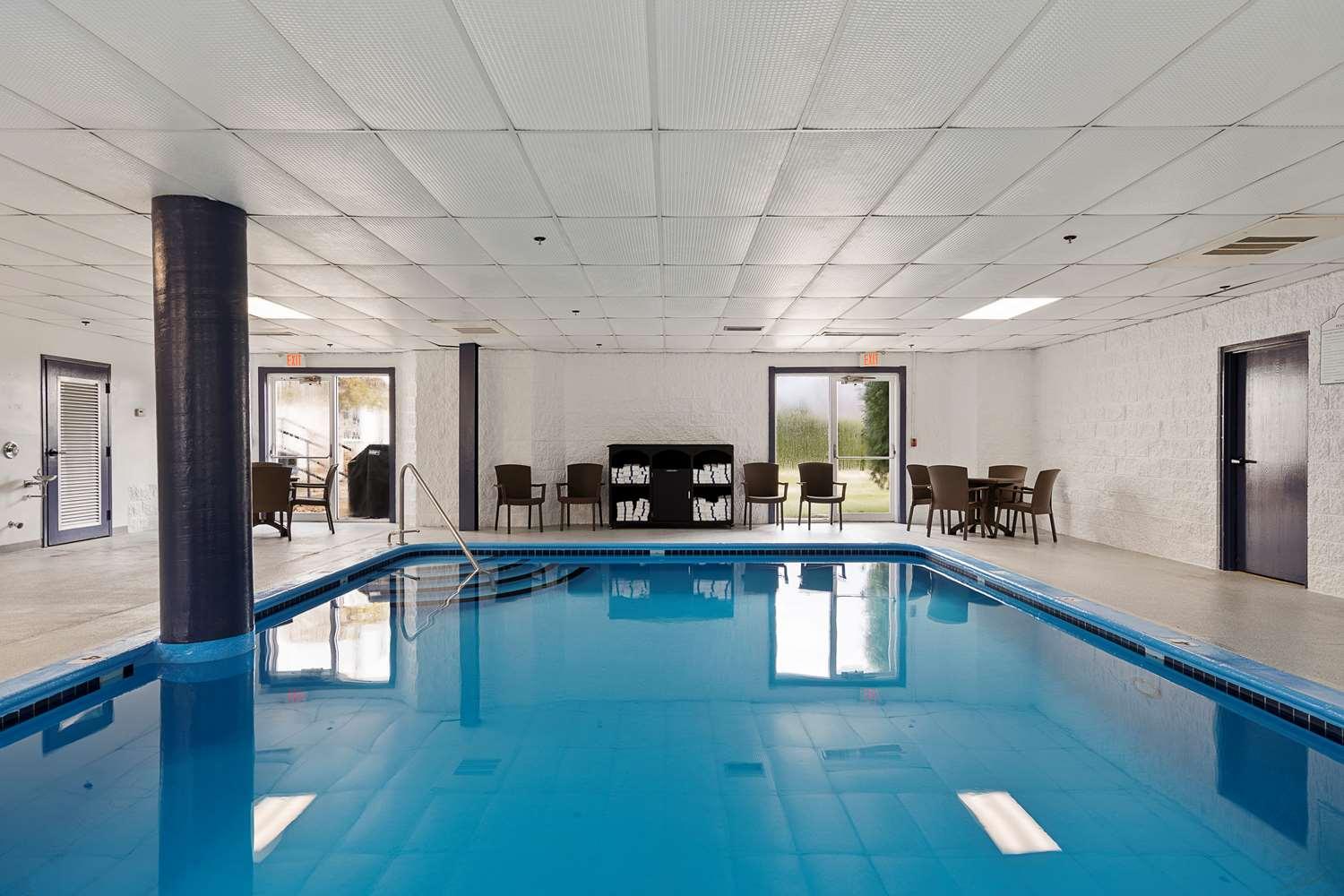 Charlevoix Inn & Suites Surestay Collection By Best Western Exteriör bild