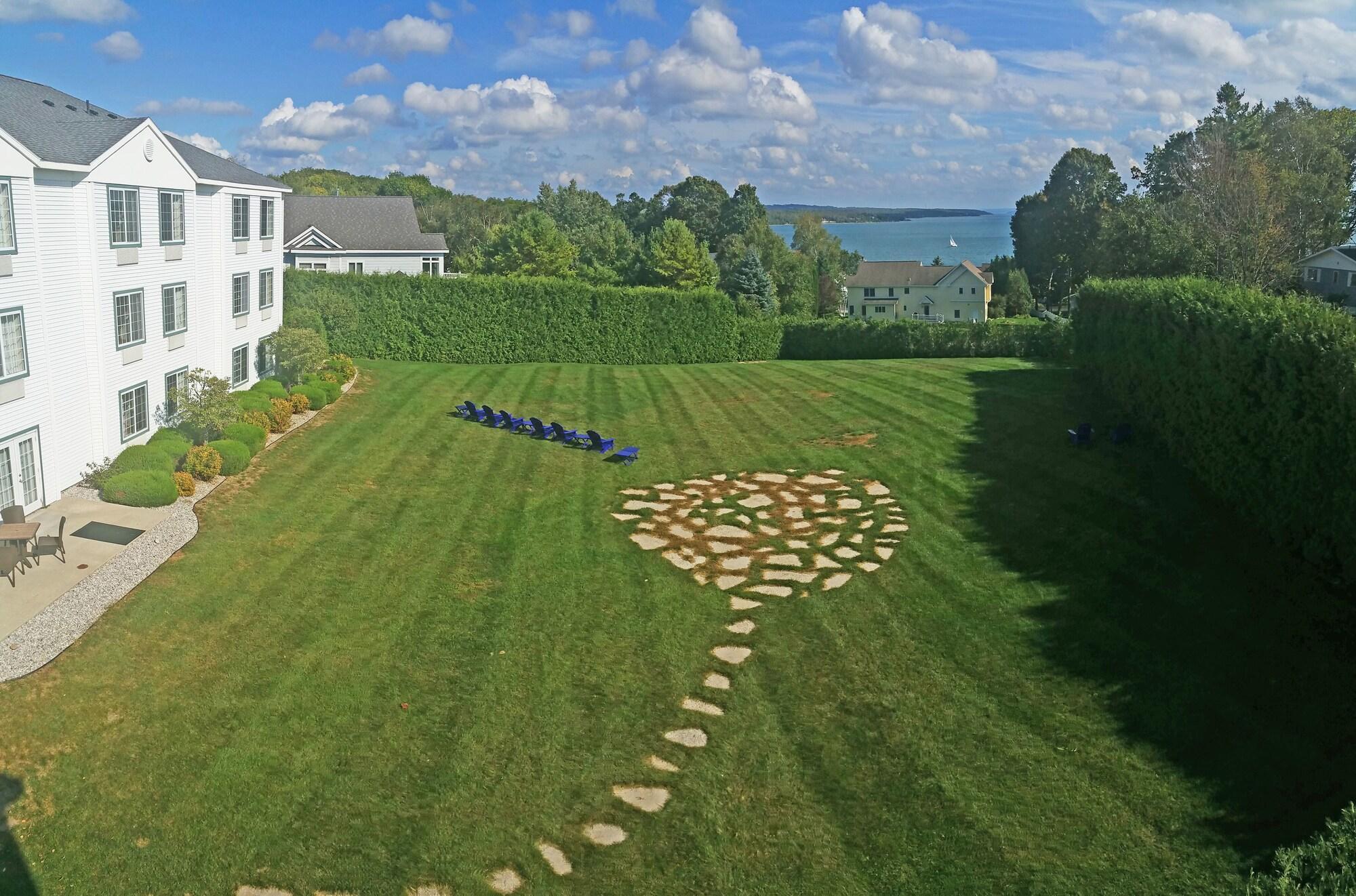Charlevoix Inn & Suites Surestay Collection By Best Western Exteriör bild