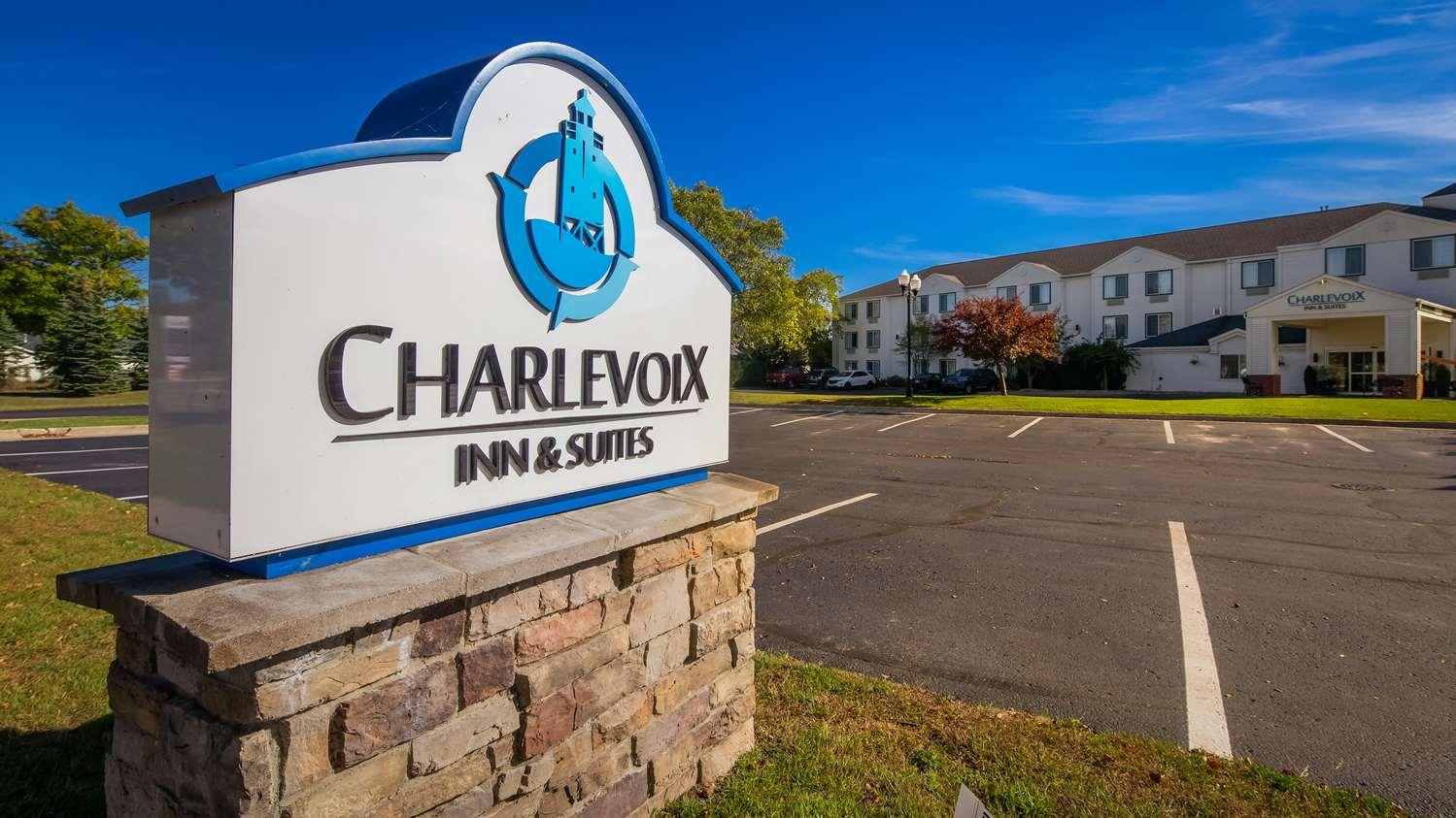 Charlevoix Inn & Suites Surestay Collection By Best Western Exteriör bild