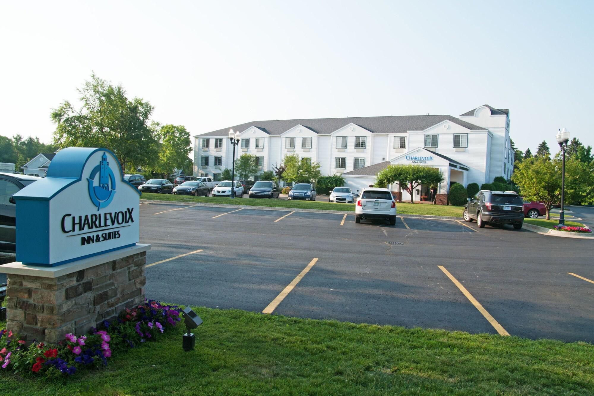 Charlevoix Inn & Suites Surestay Collection By Best Western Exteriör bild