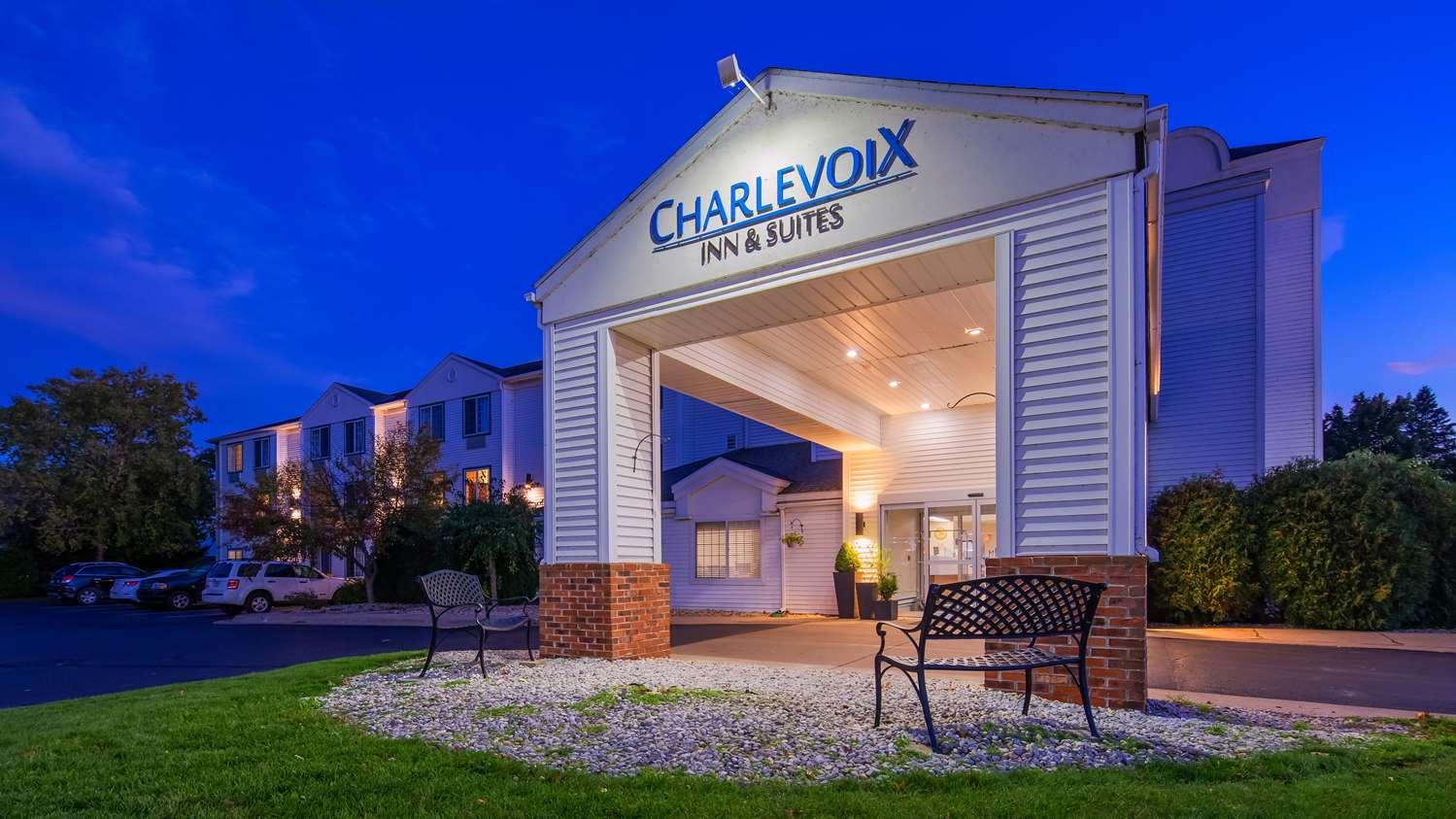 Charlevoix Inn & Suites Surestay Collection By Best Western Exteriör bild