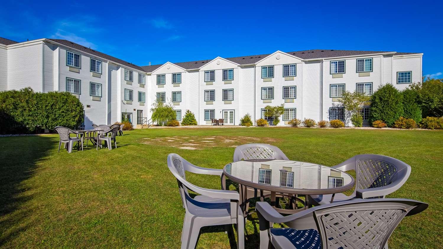 Charlevoix Inn & Suites Surestay Collection By Best Western Exteriör bild