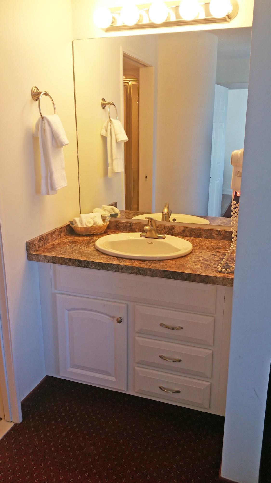 Charlevoix Inn & Suites Surestay Collection By Best Western Exteriör bild