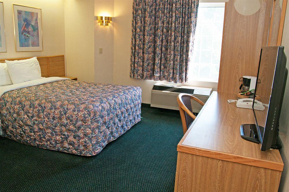 Charlevoix Inn & Suites Surestay Collection By Best Western Exteriör bild